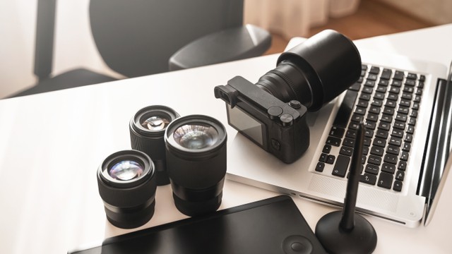 Kamera Mirrorless. Foto: BLACKDAY/Shutterstock