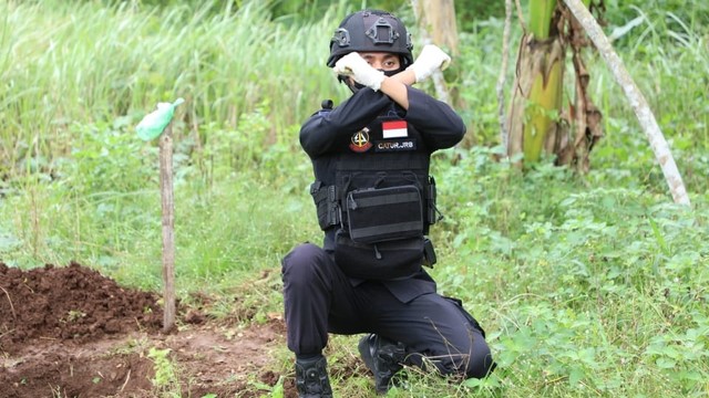 Warga Purworejo Temukan Granat Aktif saat Gali Tanah untuk Buat Kolam Ikan (552016)