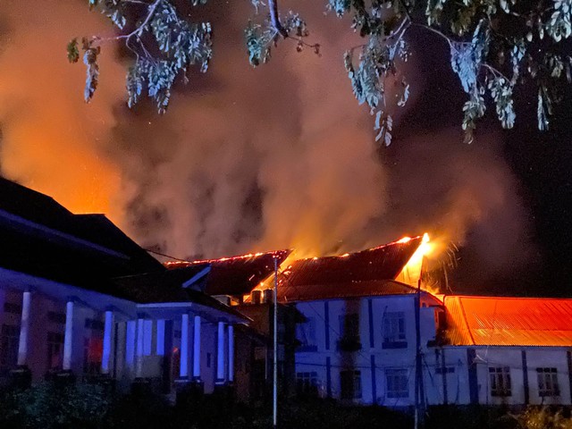 Kebakaran bangunan Kantor Bupati Halmahera Selatan. Foto: Istimewa