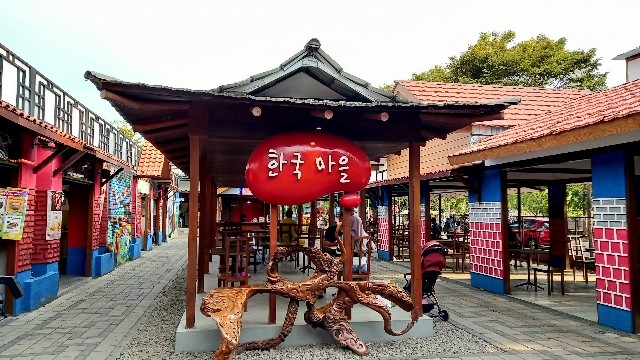 P﻿OTRET TAMAN PELATARAN KAMPUNG KOREA. Bangunan dengan ornamen khas Korea Selatan (27/3). Foto: Dhela Seftiany