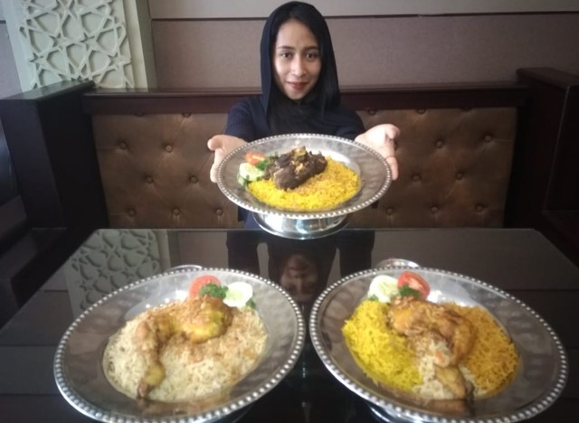 Izza, pemilik resto Al Izzah, yang menyuguhkan ragam kuliner khas Timur Tengah untuk buka puasa, salah satunya Nasi Ayla. Foto: Masruroh/Basra