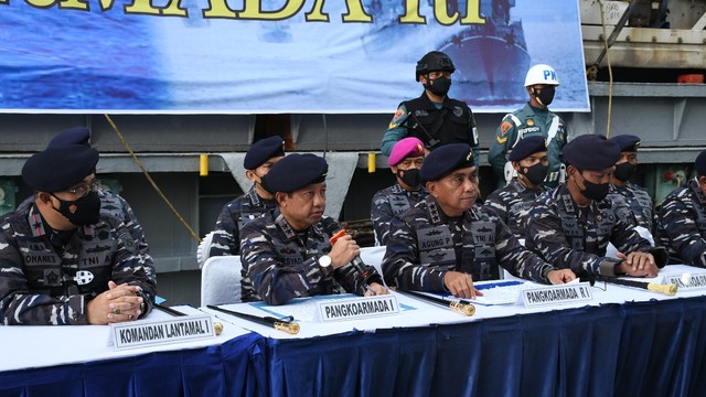 Konferensi Pers TNI AL pasca menangkap kapal asing pengangkut RBD Palm Olein di Dermaga BICT Belawan, Sumatera Utara, Jumat (6/5/2022). Foto: Dispenal