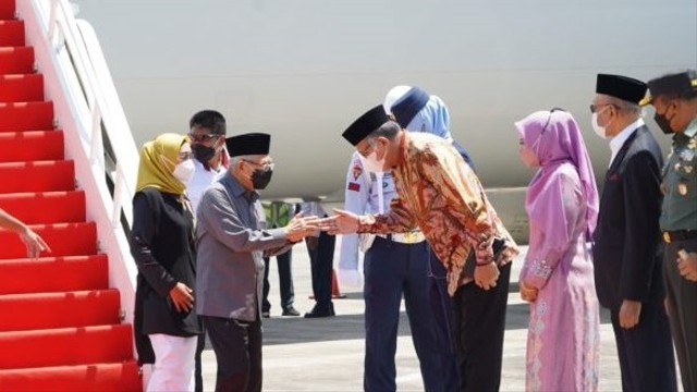 Wapres Ma'ruf Amin saat tiba di Bandara Sultan Iskandar Muda, Aceh Besar. Foto: Adpim Aceh