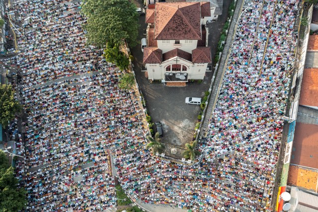 Foto aerial umat Islam menunaikan ibadah Shalat Idul Fitri 1 Syawal 1443 Hijriah di Jatinegara, Jakarta, Senin (2/5/2022). Foto: Galih Pradipta/Antara Foto