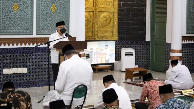 Wapres Ma'ruf Amin Salat Tarawih di Aceh, Netizen Sorot Saf Jemaah Tak Rapat (41821)