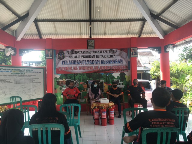 Kegiatan Pelatihan Pemadam Kebakaran dilaksanakan di balai RW 07, Kelurahan Tanjungsari (https://www.instagram.com/kknt148upnvjt/)