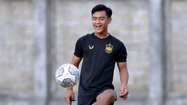 Pesepak bola Pratama Arhan mengikuti sesi latihan bersama tim PSIS Semarang di Lapangan Trisakti, Legian, Badung, Sabtu (19/2/2022). Foto: Fikri Yusuf/ANTARA FOTO