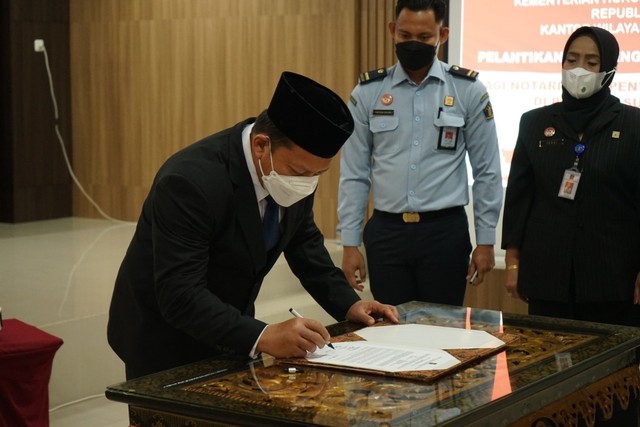 Kepala Kantor Wilayah Kementerian Hukum dan HAM Sumatera Selatan Harun Sulianto Lantik dan Ambil Sumpah 9 orang Notaris  dan 9 PPNS