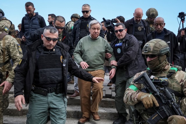 Sekjen PBB Antonio Guterres mengunjungi kota Borodianka, Kiev, Ukraina, Kamis (28/4).  Foto: Gleb Garanich/REUTERS