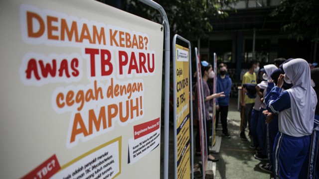 Tenaga kesehatan memberikan informasi tentang penyakit Tuberkulosis (TBC) kepada siswa saat penyuluhan di SMPN 4 Kota Tangerang, Banten, Kamis (24/3/2022). Foto: Fauzan/ANTARA FOTO