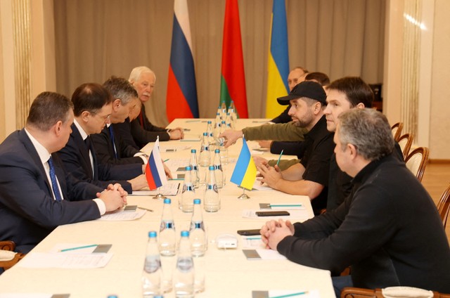 Momen perundingan Rusia dan Ukraina di Belarusia. Foto: Belta via REUTERS