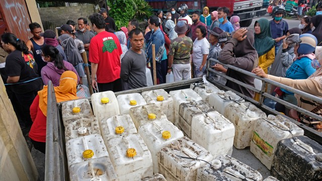 Warga antre membeli minyak goreng curah di sebuah agen penjualan minyak goreng di Tamanagung, Muntilan, Magelang, Jawa Tengah, Kamis (24/3/2022). Foto: Anis Efizudin/Antara Foto