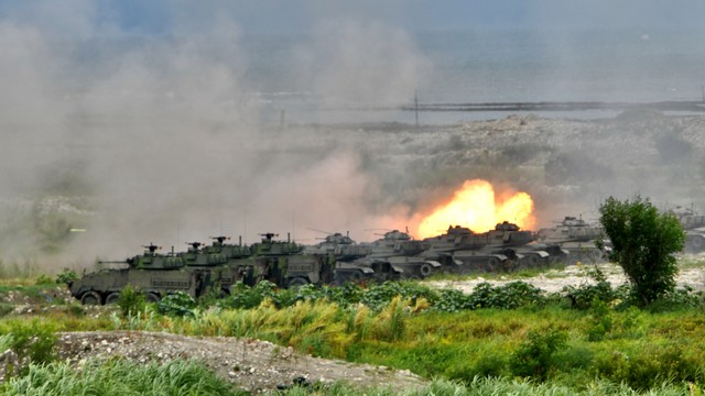 Tank M60A3 buatan AS menembakkan artileri selama latihan militer tahunan Han Kuang di Taichung, Taiwan, pada 16 Juli 2020. Foto: Sam Yeh/AFP