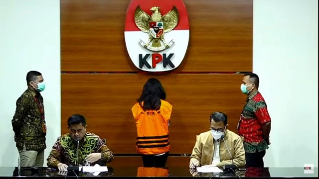 KPK jerat Ivana Kwelju selaku Direktur PT VCK sebagai tersangka korupsi pengadaan barang dan jasa di Kabupaten Buru Selatan, Maluku tahun 2011 s/d 2016. Foto: YouTube/KPK