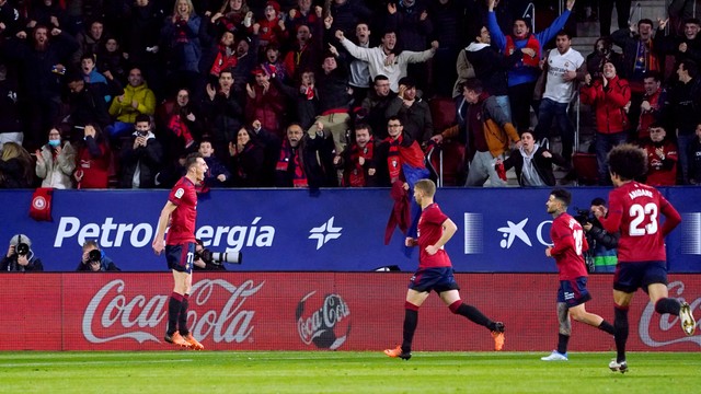 Selebrasi pemain Osasuna usai mencetak gol ke gawang Real Madrid pada pertandingan lanjutan Liga Spanyol Stadion El Sadar, Pamplona, Spanyol. Foto: Vincent West/REUTERS