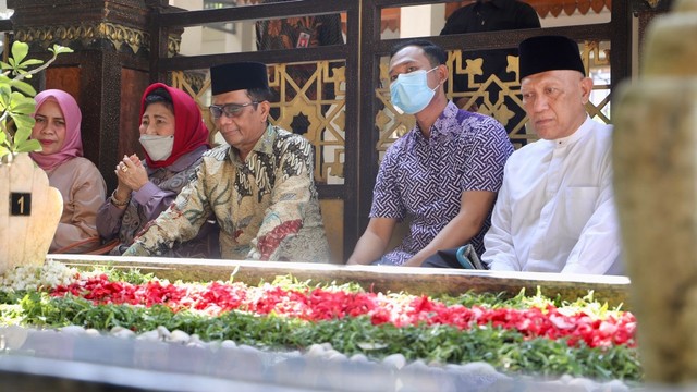 Mahfud MD Ziarah ke Makam Gus Dur: Saya Kangen (42363)