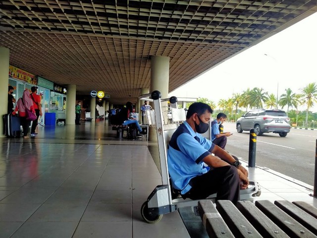Porter di Bandara Hang Nadim Batam yang sedang menunggu penumpang datang.