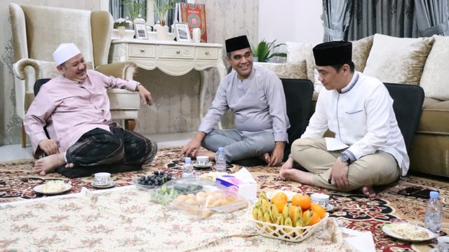 Sekjen Gerindra Ahmad Muzani dan wakil gubernur DKI Riza Patria kujungi Habib Kwitang, Rabu (13/4). Foto: Gerindra
