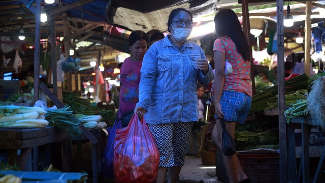 Pasar Tradisional di Manado Padat Pembeli Jelang Idul Fitri (20137)