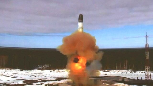 Rudal balistik antarbenua Sarmat diluncurkan selama uji coba di kosmodrom Plesetsk di wilayah Arkhangelsk, Rusia, Rabu (20/4).  Foto: Kementerian Pertahanan Rusia/via REUTERS