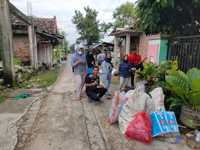 mahasiswa KKN Mandiri Univet Sukoharjo bersama pemuda-pemudi dukuh Mranggen (IKMA). mengumpulkan sampah dari rumah warga. foto/Afifah Azzahra 