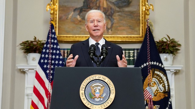 Presiden AS Joe Biden berbicara terkait penumpukan militer Rusia di perbatasan Ukraina, dari Gedung Putih di Washington, AS, Jumat (18/2/2022). Foto: Kevin Lamarque/REUTERS