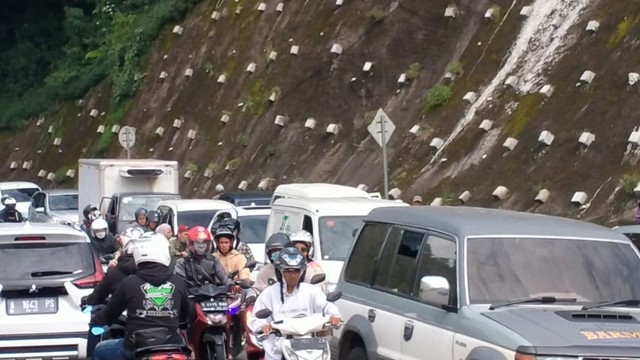 Kemacetan 10 kilometer terjadi di ruas Jalan Raya Puncak, Cipanas, Cianjur. Foto: Dok. Istimewa