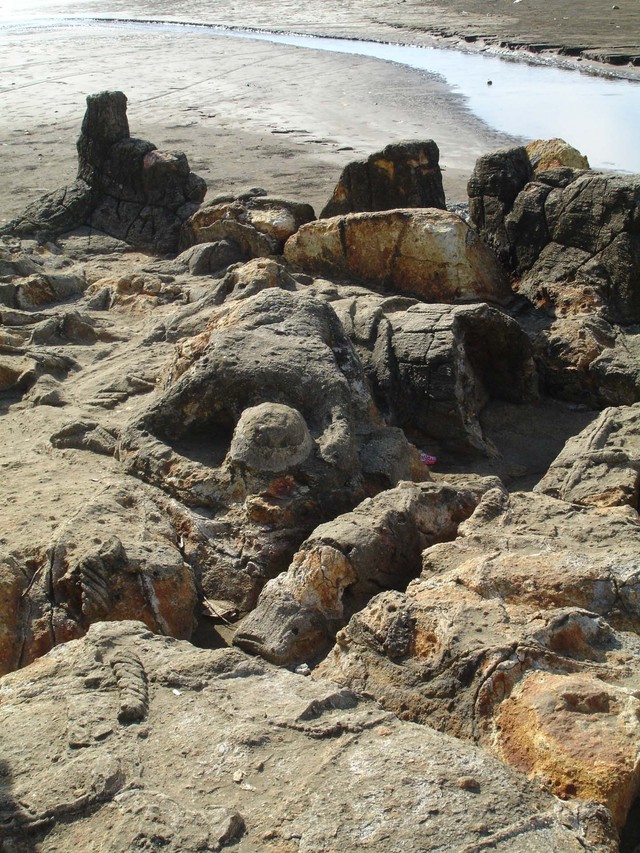Batu Malin Kundan di Pantai Air Manis, Padang. Foto: Budi Priswanto/Shutterstock