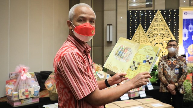 Gubernur Jawa Tengah Ganjar Pranowo me-launching gerakan penjualan parsel UMKM 2022, di Hotel Gumaya, Selasa (22/3). Foto: Dok. Istimewa