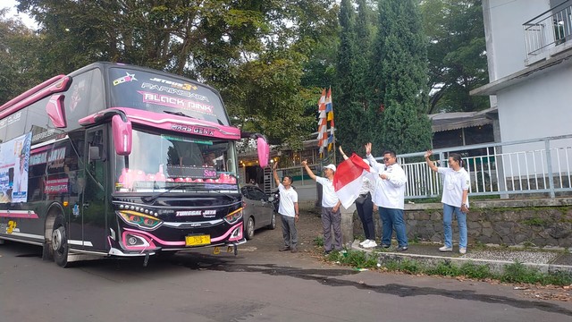 Sejumlah armada bus dipersiapkan untuk mengangkut para pemudik asal Kabupaten Kuningan, Jawa Barat, saat kembali ke perantauan secara gratis. (Andri)
