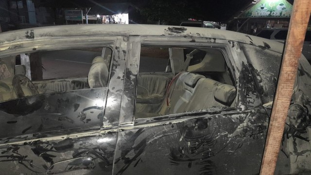 Unit mobil Honda Jazz dengan tangki modifikasi yang terbakar saat mengisi BBM di SPBU Cot Iri, Krueng Barona Jaya, Aceh Besar pada Senin (25/4) malam. Foto: Dok. Istimewa