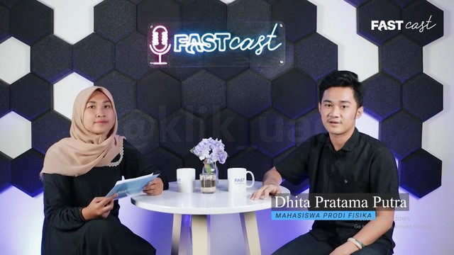 Novy Ika (host-kiri) bersama Dhita Pratama Putra mahasiswa berprestasi UAD (kanan) pada acara FASTcast (Foto: Eka Marcella)