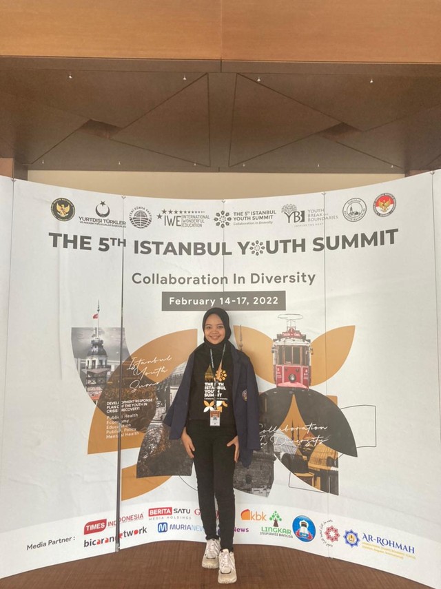 Salsabila Nadiva; delegasi Istanbul Youth Summit 2022 di Istanbul, Turki.