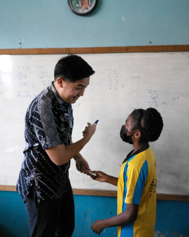 Jerome Polin saat mengajarkan Matematika untuk anak-anak di Papua.  Foto: Instagram/@jeromepolin