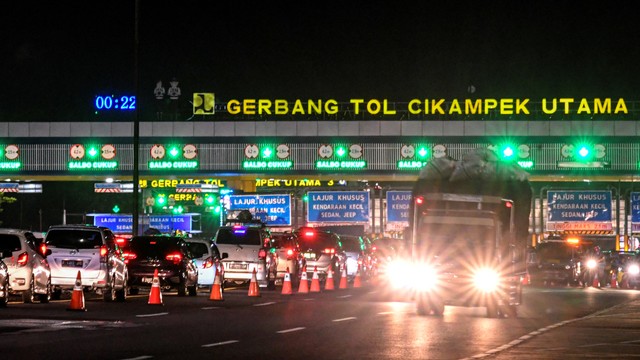 Sejumlah kendaraan melintas saat pemberlakuan 'Contraflow' di jalan tol Jakarta-Cikampek, Kabupaten Purwakarta, Jawa Barat, Kamis (28/4/2022) dini hari. Foto: M Risyal Hidayat/ANTARA FOTO