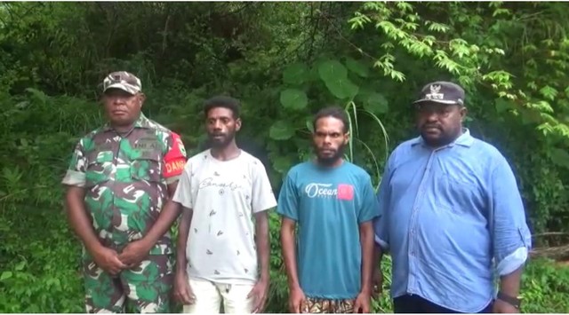 Dua anggota Tentara Pembebasan Nasional Papua Barat-Organisasi Papua Merdeka (TPNPB - OPM) Natalis Watora (25) dan Engel Feneteruma  (31) menyerahkan diri secara sukarela