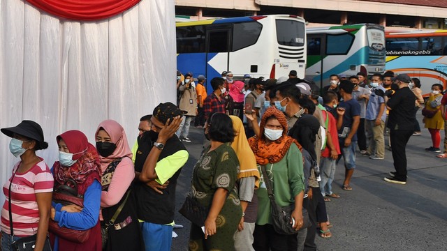 Sejumlah warga antre untuk vaksinasi COVID-19 dosis ketiga (booster) di posko vaksinasi Terminal Bus Kampung Rambutan, Jakarta, Minggu (17/4/2022). Foto: Aditya Pradana Putra/ANTARA FOTO