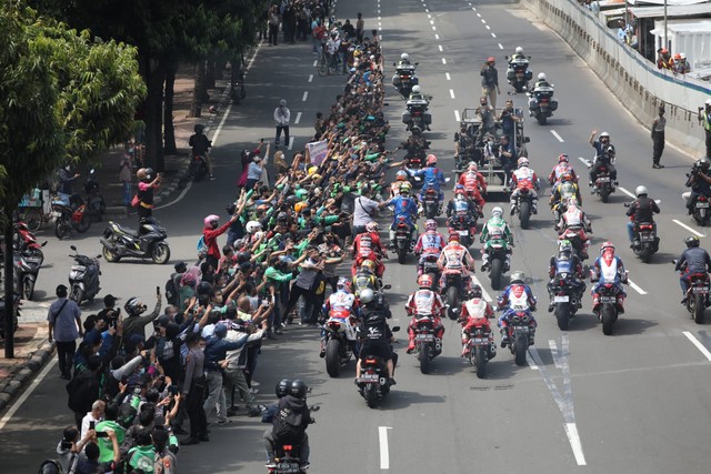 Parade MotoGP di Jalan M.H. Thamrin, Jakarta,  Rabu (16/3/2022). Foto: Aditia Noviansyah/kumparan