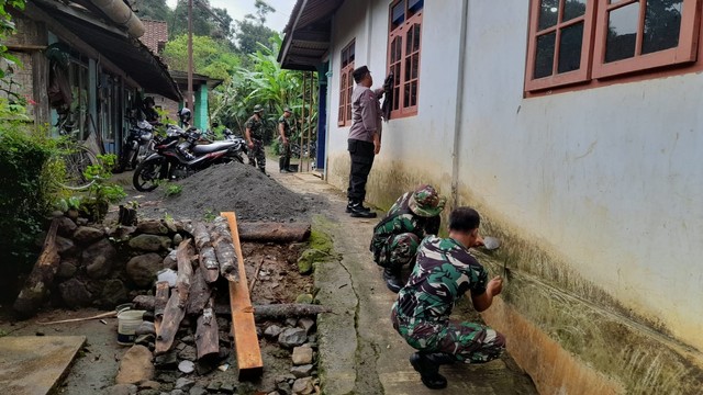 Anggota TNI-Polri sambangi Desa Wadas, Bener, Purworejo, Jawa Tengah, Minggu (13/2/2022). Foto: Dok. Istimewa