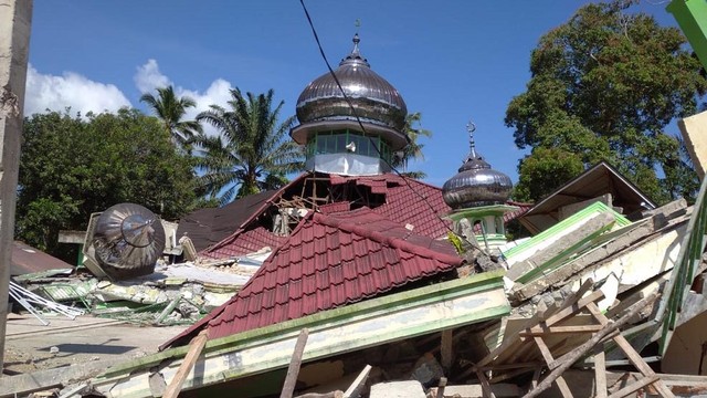 Masjid di Nagari Kajai Kecamatan Talamau Pasaman Barat roboh akibat gempat magnitudo 6,2 pada Jumat 25 Februari 2022. (Sumber PMI Pasaman Barat)