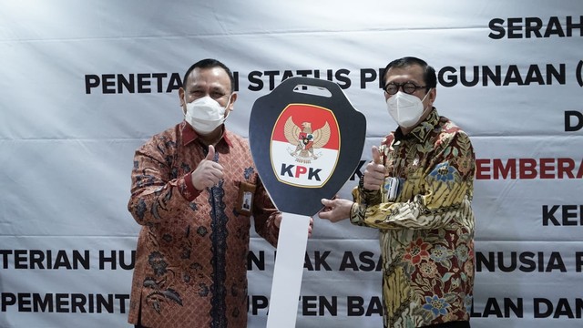 Serah terima Penetapan Status Penggunaan BMN yang berasal dari barang rampasan negara oleh Ketua KPK, Firli Bahuri,  bersama Menteri Hukum dan HAM, Yasonna H. Laoly, di Gedung KPK, Jakarta. (Foto Kemenkumham)