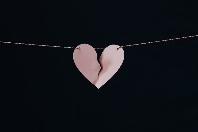 Ilustrasi artikel 11 Contoh Kata-Kata Sindiran buat Pacar yang Tidak Menghargai Kita. Sumber: unsplash.com/Kelly Sikkema