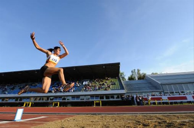 Lompat jangkit adalah salah satu cabang olahraga atletik. Foto: Unsplash.com