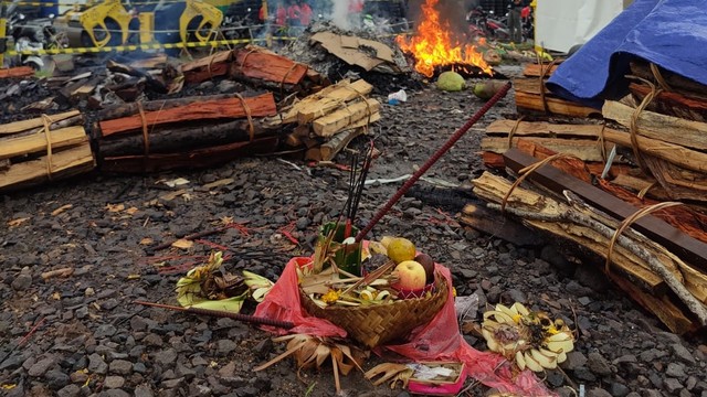 Ritual Mbak Rara si Pawang Hujan di luar Sirkuit Mandalika. Foto: Aditya Panji/kumparan
