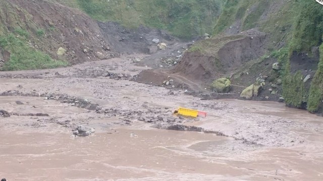 Truk yang terjebak di Kali Gendol. Foto: TRC BPBD DIY