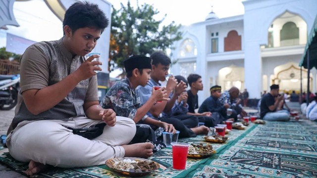 Buka puasa bersama di masjid Gampong Ilie, Kota Banda Aceh, Sabtu (23/4/2022) dengan menu utama kuah beulangong. Foto: Suparta/acehkini
