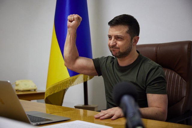 Presiden Ukraina Volodymyr Zelensky berbicara kepada anggota parlemen di Parlemen Inggris - House of Commons melalui virtual, Selasa (8/3/2022). Foto: REUTERS