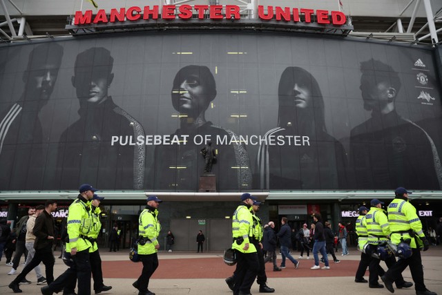 Polisi dan penggemar di luar stadion sebelum pertandingan antara Manchester United vs Chelsea di Stadion Old Trafford, Manchester, Inggris. Foto: Phil Noble/Reuters