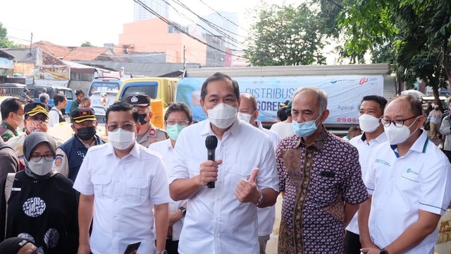 Mendag Muhammad Lutfi bersama PT Perusahaan Perdagangan Indonesia (Persero) mendistribusikan minyak goreng di Pasar Kebayoran Lama, Jakarta, Rabu (9/3/2022). Foto: PT PPI
