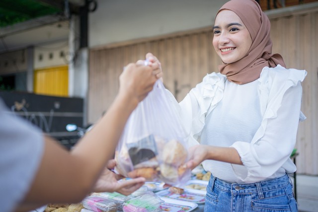 Ilustrasi berbagi kebaikan di bulan Ramadan. Foto: Shutterstock